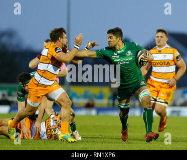 Sportplatz Galway, Galway, Irland. 16 Feb, 2019. Guinness Pro 14 Rugby, Connacht versus Geparden; Jarrad Butler (Connacht) hält den weg von einer Herausforderung von Nico Lee (Geparden) Credit: Aktion plus Sport/Alamy leben Nachrichten Stockfoto