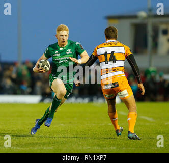 Sportplatz Galway, Galway, Irland. 16 Feb, 2019. Guinness Pro 14 Rugby, Connacht versus Geparden; Darragh Leader (Connacht) macht eine angreifende laufen bei William Small-Smith (Geparden) Credit: Aktion plus Sport/Alamy leben Nachrichten Stockfoto