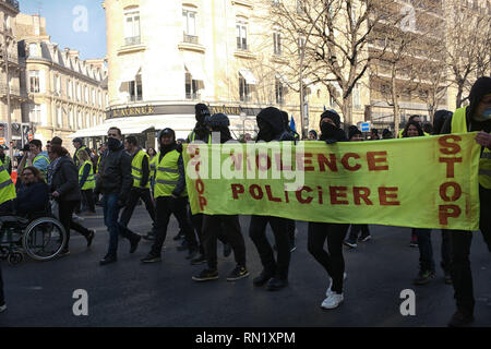 Paris, Frankreich. 16. Februar 2019. Demonstranten protestieren gegen Polizei Gewalten, Anzeichen sagen Stop Polizei Vioence. Credit: Roger Ankri/Alamy leben Nachrichten Stockfoto