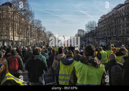 Paris, Frankreich. 16. Februar 2019. Demonstranten protestieren gegen Polizei Gewalten. Demonstration in Av Montaigne Credit: Roger Ankri/Alamy leben Nachrichten Stockfoto