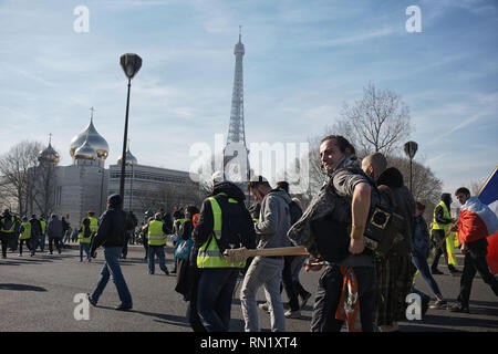 Paris, Frankreich. 16. Februar 2019. Demonstranten protestieren gegen Polizei Gewalten. Die Demonstranten sind, überqueren den Fluss Seine, Pont d'Alma, vor Eiffelturm Credit: Roger Ankri/Alamy leben Nachrichten Stockfoto
