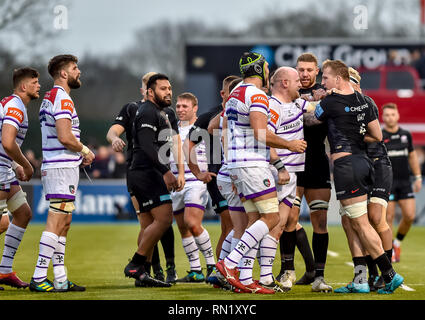 London, Großbritannien. 16. Februar 2019. Sarazenen Dom Tag und Leicester Tigers Dan Cole Quadrat weg während der Aviva Premiership Übereinstimmung zwischen Sarazenen und Leicester Tigers in der Allianz Park, London, England am 16. Februar 2019. Foto von Phil Hutchinson. Nur die redaktionelle Nutzung, eine Lizenz für die gewerbliche Nutzung erforderlich. Keine Verwendung in Wetten, Spiele oder einer einzelnen Verein/Liga/player Publikationen. Credit: UK Sport Pics Ltd/Alamy leben Nachrichten Stockfoto