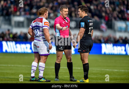 London, Großbritannien. 16. Februar 2019. Leicester Tigers Tom Youngs und Sarazenen Brad Barritt hören als der Schiedsrichter seinen Punkt macht während der Aviva Premiership Übereinstimmung zwischen Sarazenen und Leicester Tigers in der Allianz Park, London, England am 16. Februar 2019. Foto von Phil Hutchinson. Nur die redaktionelle Nutzung, eine Lizenz für die gewerbliche Nutzung erforderlich. Keine Verwendung in Wetten, Spiele oder einer einzelnen Verein/Liga/player Publikationen. Credit: UK Sport Pics Ltd/Alamy leben Nachrichten Stockfoto