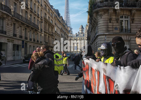 Paris, Frankreich. 16. Februar 2019. Demonstranten protestieren gegen Polizei Gewalten. Demonstranten sind auch aus subborbs. Sie zeigen ihre Zeichen und Botschaften. Stockfoto