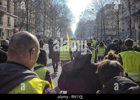 Paris, Frankreich. 16. Februar 2019. Demonstranten protestieren gegen Polizei Gewalten. Dies ist eine Ansicht aus dem Inneren der Trauerzug, wo Sie die Zahl der Demonstranten zu schätzen wissen. Stockfoto