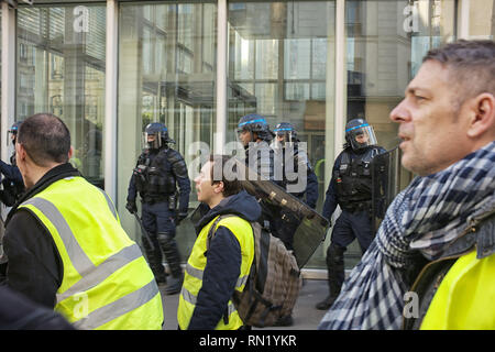 Paris, Frankreich. 16. Februar 2019. Demonstranten protestieren gegen Polizei Gewalten. Polizisten und Demonstranten sind innerhalb des moing demonstratopm, Seite bu Seite. Stockfoto