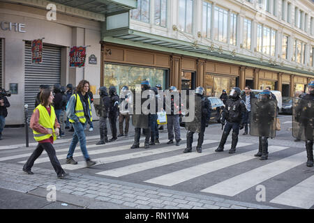 Paris, Frankreich. 16. Februar 2019. Demonstranten protestieren gegen Polizei Gewalten. Polizisten und Demonstranten, Seite an Seite, friedlich so weit. Stockfoto