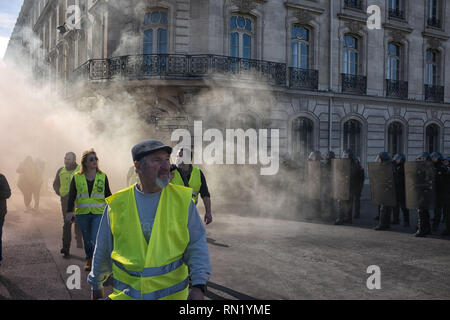 Paris, Frankreich. 16. Februar 2019. Demonstranten protestieren gegen Polizei Gewalten. Raucht zwischen Polizisten und Demonstranten, aber diese sind keine Kämpfe. Stockfoto
