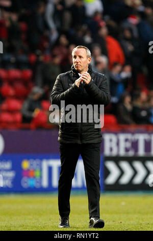 London, Großbritannien. 16. Februar 2019. Charlton Manager, Lee Bowyer begrüßt die Fans während der efl Sky Bet Liga 1 Übereinstimmung zwischen Charlton Athletic und Blackpool im Valley, London, England am 16. Februar 2019. Foto von Carlton Myrie. Nur die redaktionelle Nutzung, eine Lizenz für die gewerbliche Nutzung erforderlich. Keine Verwendung in Wetten, Spiele oder einer einzelnen Verein/Liga/player Publikationen. Stockfoto