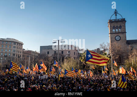 Barcelona, Spanien 16. Februar 2019. In Barcelona pro-unabhängigkeit Demonstranten März zur Unterstützung der Inhaftierten katalanischen Führer. Letzten 12. Februar in der höchsten spanischen Gericht begann der Prozess auf zwölf Katalanischen Führer mit Gebühren für eine Oktober Unabhängigkeitsreferendum 2017, die von Madrid als illegal betrachtet wurde. Credit: Jordi Boixareu/Alamy leben Nachrichten Stockfoto