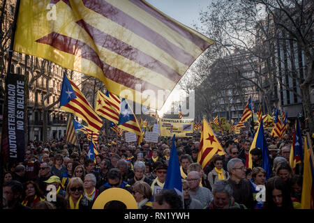 Barcelona, Spanien 16. Februar 2019. In Barcelona pro-unabhängigkeit Demonstranten März zur Unterstützung der Inhaftierten katalanischen Führer. Letzten 12. Februar in der höchsten spanischen Gericht begann der Prozess auf zwölf Katalanischen Führer mit Gebühren für eine Oktober Unabhängigkeitsreferendum 2017, die von Madrid als illegal betrachtet wurde. Credit: Jordi Boixareu/Alamy leben Nachrichten Stockfoto