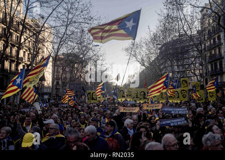 Barcelona, Katalonien, Spanien. 16 Feb, 2019. In Barcelona pro-unabhängigkeit Demonstranten März zur Unterstützung der Inhaftierten katalanischen Führer. Letzten 12. Februar in der höchsten spanischen Gericht begann der Prozess auf zwölf Katalanischen Führer mit Gebühren für eine Oktober Unabhängigkeitsreferendum 2017, die von Madrid als illegal betrachtet wurde. Credit: Jordi Boixareu/ZUMA Draht/Alamy leben Nachrichten Stockfoto