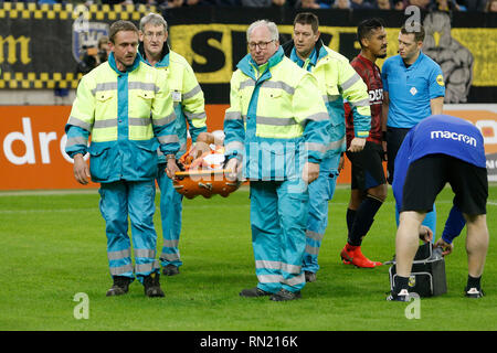 Niederlande. 16. Februar 2019. Arnheim, 16-02-2019, Stadion Gelredome, Saison 2018 / 2019, der niederländischen Eredivisie, Vitesse player Oussama Darfalou verlassen verletzt die Tonhöhe während des Spiels Vitesse - Willem II Stockfoto