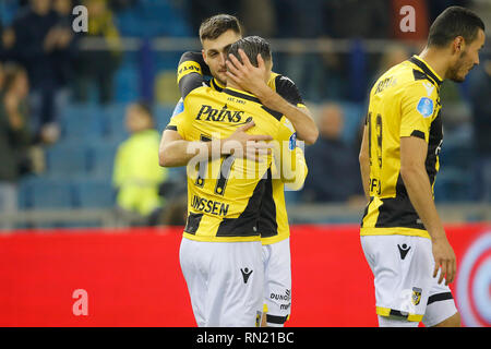 Arnheim, 16-02-2019, Stadion Gelredome, Saison 2018 / 2019, der niederländischen Eredivisie, Vitesse player Matus Bero und Vitesse player Bryan Linssen feiern das 1:0 im Spiel Vitesse - Willem II Stockfoto
