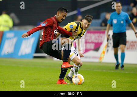 Arnheim, 16-02-2019, Stadion Gelredome, Saison 2018 / 2019, der niederländischen Eredivisie Willem II Spieler Renato Tapia und Vitesse player Matus Bero während dem Spiel Vitesse - Willem II Stockfoto