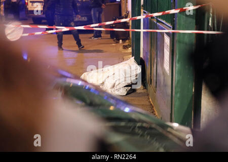 Agguato mortale ein mugnano. Ucciso a Colpi di Pistola un operatore del Mercato ittico di Via Pietro Nenni. 16 Feb, 2019. L'Uomo, Giovanni Pianese, Ã¨ Stato colpito con un Colpo alla Testa ed Ã¨ morto sul Colpo. Cronaca In foto Il Corpo di Giovanni Pianese. Quelle: Fabio Sasso/ZUMA Draht/Alamy leben Nachrichten Stockfoto