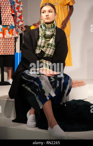 London Fashion Week: Cassi der Gan AW 19 Show fand heute im Fashion Scout, Freimaurer Hall's, Covent Garden, London, UK. Trotz gewinnen ein grundständiges Studium in der chemischen Verfahrenstechnik, Cassi ging für ein Modemagazin in Malaysia zu arbeiten, bevor sie ihre Hand zu Fashion Design mit großem Erfolg. Ihre neueste Kollektion ist von der Arbeit der Künstler Tim Braden inspiriert. 16. Februar 2019. Stockfoto