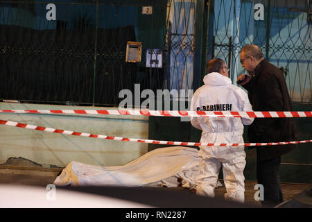 Agguato mortale ein mugnano. Ucciso a Colpi di Pistola un operatore del Mercato ittico di Via Pietro Nenni. 16 Feb, 2019. L'Uomo, Giovanni Pianese, Ã¨ Stato colpito con un Colpo alla Testa ed Ã¨ morto sul Colpo. Cronaca In foto Il Corpo di Giovanni Pianese. Quelle: Fabio Sasso/ZUMA Draht/Alamy leben Nachrichten Stockfoto