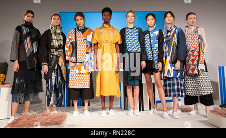 London Fashion Week: Cassi der Gan AW 19 Show fand heute im Fashion Scout, Freimaurer Hall's, Covent Garden, London, UK. Trotz gewinnen ein grundständiges Studium in der chemischen Verfahrenstechnik, Cassi ging für ein Modemagazin in Malaysia zu arbeiten, bevor sie ihre Hand zu Fashion Design mit großem Erfolg. Ihre neueste Kollektion ist von der Arbeit der Künstler Tim Braden inspiriert. 16. Februar 2019. Stockfoto