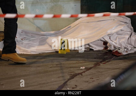 Agguato mortale ein mugnano. Ucciso a Colpi di Pistola un operatore del Mercato ittico di Via Pietro Nenni. 16 Feb, 2019. L'Uomo, Giovanni Pianese, Ã¨ Stato colpito con un Colpo alla Testa ed Ã¨ morto sul Colpo. Cronaca In foto Il Corpo di Giovanni Pianese. Quelle: Fabio Sasso/ZUMA Draht/Alamy leben Nachrichten Stockfoto