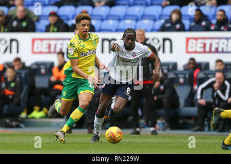 Jamal Lewis von Norwich City (l) schaut weg von Clayton Donaldson von Bolton Wanderers zu erhalten. EFL Skybet Meisterschaft übereinstimmen, Bolton Wanderers v Norwich City an der Universität Bolton Stadion in Bolton, Lancs am Samstag, den 16. Februar 2019. Dieses Bild dürfen nur für redaktionelle Zwecke verwendet werden. Nur die redaktionelle Nutzung, eine Lizenz für die gewerbliche Nutzung erforderlich. Keine Verwendung in Wetten, Spiele oder einer einzelnen Verein/Liga/player Publikationen. pic von Chris Stading/Andrew Orchard sport Fotografie/Alamy leben Nachrichten Stockfoto