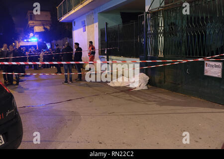 Agguato mortale ein mugnano. Ucciso a Colpi di Pistola un operatore del Mercato ittico di Via Pietro Nenni. 16 Feb, 2019. L'Uomo, Giovanni Pianese, Ã¨ Stato colpito con un Colpo alla Testa ed Ã¨ morto sul Colpo. Cronaca In foto Il Corpo di Giovanni Pianese. Quelle: Fabio Sasso/ZUMA Draht/Alamy leben Nachrichten Stockfoto