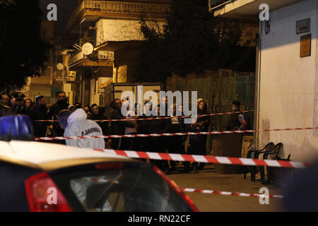 Agguato mortale ein mugnano. Ucciso a Colpi di Pistola un operatore del Mercato ittico di Via Pietro Nenni. 16 Feb, 2019. L'Uomo, Giovanni Pianese, Ã¨ Stato colpito con un Colpo alla Testa ed Ã¨ morto sul Colpo. Cronaca In foto Il Corpo di Giovanni Pianese. Quelle: Fabio Sasso/ZUMA Draht/Alamy leben Nachrichten Stockfoto