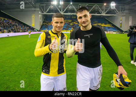 Arnheim, 16-02-2019, Stadion Gelredome, Saison 2018 / 2019, der niederländischen Eredivisie, Vitesse player Bryan Linssen und Vitesse player Matus Bero feiert die während dem Spiel Vitesse - Willem II win Stockfoto