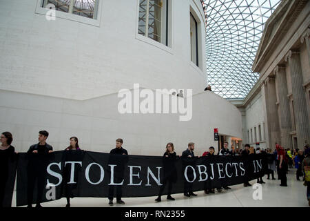 British Museum, London, 16. Februar 2019. Über 300 Menschen haben kreative Übernahme der große Hof bei BP Sponsoring der aktuellen Ausstellung protestieren "Ich bin Assurbanipal' verfügt über Artefakte, die von heutigen Irak während des Osmanischen Reiches entfernt wurden. BP beeinflusste die britische Regierung den Zugriff auf die irakischen Ölreserven vor dem Irak-Krieg 2003 gewinnen. Stockfoto