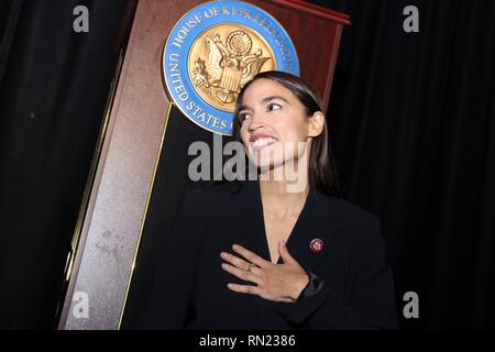 New York City, New York, USA. 16 Feb, 2019. Neuling US-Kongressabgeordnete Alexandria Ocasio-Cortez (D-NY) hat ihre Antrittsrede in der Bronx home Bezirk am 15. Februar 2019 geliefert. Die Adresse wurde wegen der neuen Regierung teilweise Abschaltung verzögert. Die Zeremonie kennzeichnete eine feierliche Vereidigung, die Adresse zu ihrer Bestandteile und empfohlene Reden von lokalen politischen Führer und massive Anzeige der Unterstützung durch ihre Fans. Credit: G. Ronald Lopez/ZUMA Draht/Alamy leben Nachrichten Stockfoto