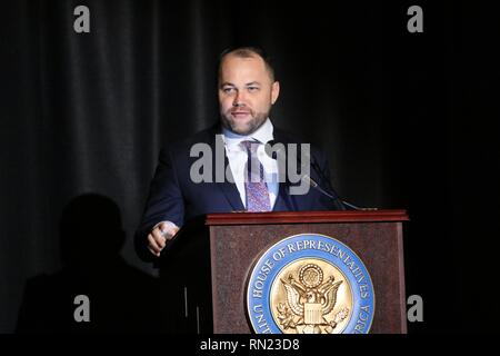 New York, NY, USA. 16 Feb, 2019. Neuling US-Kongressabgeordnete Alexandria Ocasio-Cortez (D-NY) hat ihre Antrittsrede in der Bronx home Bezirk am 15. Februar 2019 geliefert. Die Adresse wurde wegen der neuen Regierung teilweise Abschaltung verzögert. Die Zeremonie kennzeichnete eine feierliche Vereidigung, die Adresse zu ihrer Bestandteile und empfohlene Reden von lokalen politischen Führer und massive Anzeige der Unterstützung durch ihre Fans. © 2019 G. Ronald Lopez/DigiPixsAgain. us/Alamy Leben Nachrichten. Abgebildet ist Corey Johnson der Sprecher des New York City Council. Stockfoto