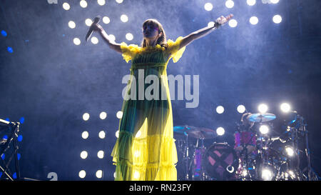 Glasgow, Schottland, Großbritannien. 16. Februar, 2019. Glasgow Synth Pop Band Chvrches führen an die SSE-Hydro. Credit: Stuart Westwood/Alamy leben Nachrichten Stockfoto