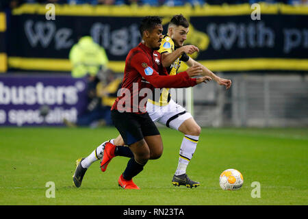 Arnheim, 16-02-2019, Stadion Gelredome, Saison 2018 / 2019, der niederländischen Eredivisie Willem II Spieler Renato Tapia und Vitesse player Matus Bero während dem Spiel Vitesse - Willem II Stockfoto