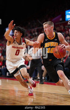 Piscataway, New Jersey, USA. 16 Feb, 2019. Iowa Hawkeyes guard JOE WIESKAMP (10) Laufwerke an den Korb gegen Rutgers Scarlet Knights guard GEO BAKER (0) in einem Spiel an der Rutgers Athletic Center. Quelle: Joel Plummer/ZUMA Draht/Alamy leben Nachrichten Stockfoto