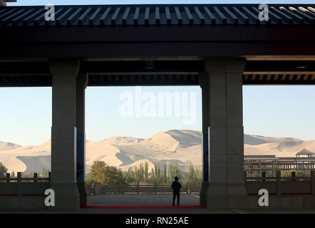 Dunhuang, Gansu, China. 30 Sep, 2018. Sanddünen Übergriff auf eine Ausstellung komplexe am Stadtrand von Dunhuang, Provinz Gansu, am 30. September 2018. China kämpft gegen die immer dringender werdende Wüstenbildung problem wie etwa 27% der China ist von Wüste bedeckt. Credit: Stephen Rasierer/ZUMA Draht/Alamy leben Nachrichten Stockfoto