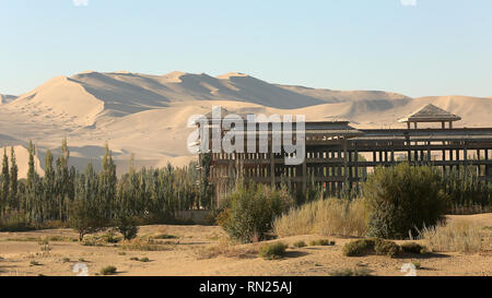 Dunhuang, Gansu, China. 30 Sep, 2018. Eine Baustelle sitzt neben der Wüste und Sanddünen in der Nähe von Dunhuang, Provinz Gansu, am 30. September 2018 verlassen. China kämpft gegen die immer dringender werdende Wüstenbildung problem wie etwa 27% der China ist von Wüste bedeckt. Credit: Stephen Rasierer/ZUMA Draht/Alamy leben Nachrichten Stockfoto