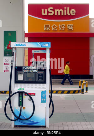 Dunhuang, Gansu, China. 30 Sep, 2018. Ein Service attendant Spaziergänge auf Gas Pumpen an einer Tankstelle in Dunhuang, Provinz Gansu, am 30. September 2018. China, der Heimat des größten Automarkt der Welt, arbeitet an einem Plan, die Produktion und den Verkauf von Fahrzeugen, die von fossilen Kraftstoffen betrieben zu verbieten. Credit: Stephen Rasierer/ZUMA Draht/Alamy leben Nachrichten Stockfoto