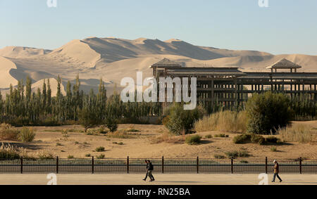 Dunhuang, Gansu, China. 30 Sep, 2018. Eine Baustelle sitzt neben der Wüste und Sanddünen in der Nähe von Dunhuang, Provinz Gansu, am 30. September 2018 verlassen. China kämpft gegen die immer dringender werdende Wüstenbildung problem wie etwa 27% der China ist von Wüste bedeckt. Credit: Stephen Rasierer/ZUMA Draht/Alamy leben Nachrichten Stockfoto