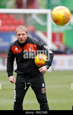 London, Großbritannien. 16. Februar 2019. FC Blackpool erste Mannschaft Trainer Ian Dawes blickt auf während der efl Sky Bet Liga 1 Übereinstimmung zwischen Charlton Athletic und Blackpool im Valley, London, England am 16. Februar 2019. Foto von Carlton Myrie. Nur die redaktionelle Nutzung, eine Lizenz für die gewerbliche Nutzung erforderlich. Keine Verwendung in Wetten, Spiele oder einer einzelnen Verein/Liga/player Publikationen. Credit: UK Sport Pics Ltd/Alamy leben Nachrichten Stockfoto