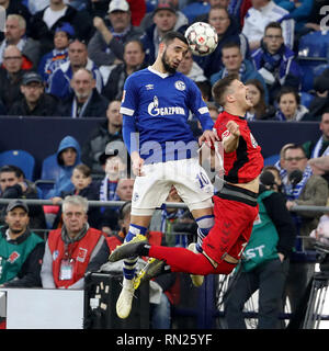 Gelsenkirchen, Deutschland. 16 Feb, 2019. Nabil Bentaleb (L) von Schalke 04 Mias mit Lukas Kuebler Freiburg während dem Bundesligaspiel zwischen dem FC Schalke 04 und SC Freiburg in Gelsenkirchen, Deutschland, Feb.16, 2019. Das Spiel endete mit einem 0:0-Unentschieden. Quelle: Joachim Bywaletz/Xinhua/Alamy leben Nachrichten Stockfoto