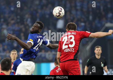 Gelsenkirchen, Deutschland. 16 Feb, 2019. Salif Sane (L) von Schalke 04 Mias mit Doniniqe Heintz Freiburg während dem Bundesligaspiel zwischen dem FC Schalke 04 und SC Freiburg in Gelsenkirchen, Deutschland, Feb.16, 2019. Das Spiel endete mit einem 0:0-Unentschieden. Quelle: Joachim Bywaletz/Xinhua/Alamy leben Nachrichten Stockfoto