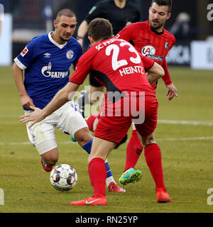 Gelsenkirchen, Deutschland. 16 Feb, 2019. Achmed Kutucu (1 L) von Schalke 04 bricht durch während dem Bundesligaspiel zwischen dem FC Schalke 04 und SC Freiburg in Gelsenkirchen, Deutschland, Feb.16, 2019. Das Spiel endete mit einem 0:0-Unentschieden. Quelle: Joachim Bywaletz/Xinhua/Alamy leben Nachrichten Stockfoto