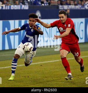 Gelsenkirchen, Deutschland. 16 Feb, 2019. Christian Günter (R) Freiburg Mias mit Weston McKennie von Schalke 04 beim Bundesligaspiel zwischen dem FC Schalke 04 und SC Freiburg in Gelsenkirchen, Deutschland, Feb.16, 2019. Das Spiel endete mit einem 0:0-Unentschieden. Quelle: Joachim Bywaletz/Xinhua/Alamy leben Nachrichten Stockfoto