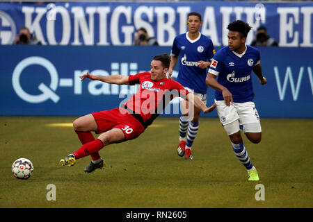 Gelsenkirchen, Deutschland. 16 Feb, 2019. Christian Günter Freiburg (L, vorne) Mias mit Weston McKennie (R, vorne) von Schalke 04 beim Bundesligaspiel zwischen dem FC Schalke 04 und SC Freiburg in Gelsenkirchen, Deutschland, Feb.16, 2019. Das Spiel endete mit einem 0:0-Unentschieden. Quelle: Joachim Bywaletz/Xinhua/Alamy leben Nachrichten Stockfoto