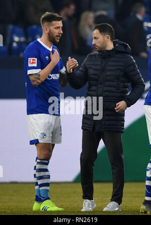 Gelsenkirchen, Deutschland. 16 Feb, 2019. Fussball: Bundesliga, FC Schalke 04 - SC Freiburg, den 22. Spieltag in der Veltins Arena. Guido Burgstaller und Schalke Trainer Domenico Tedesco (r) sprechen nach dem 0:0 gegen Freiburg. Credit: Ina Faßbender/dpa/Alamy leben Nachrichten Stockfoto