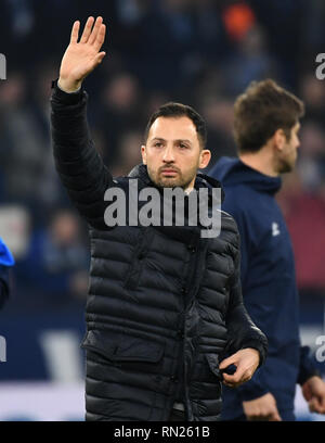 Gelsenkirchen, Deutschland. 16 Feb, 2019. Fussball: Bundesliga, FC Schalke 04 - SC Freiburg, den 22. Spieltag in der Veltins Arena. Trainer Domenico Tedesco von Schalke Wellen an die Fans nach dem 0:0 gegen Freiburg. Credit: Ina Faßbender/dpa/Alamy leben Nachrichten Stockfoto