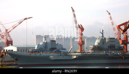 Dalian, Provinz Liaoning, China. 19. Juli 2018. Chinas zwei Flugzeugträger, eine erworben aus der Ukraine (vorne) und einer im Inland gebaut (Hintergrund), sind in einer Werft festgemacht, wie Sie ständige Modifikationen in Dalian in der chinesischen Hafenstadt in der Provinz Liaoning, am 19. Juli 2018. China hat seine erste homegrown Träger im Mai. Das Ziel der militärischen Operationen in China auf der ganzen Welt ist in den USA als der weltweit führende Supermacht zu ersetzen, der CIA Michael Collins sagte letzte Woche. Credit: Stephen Rasierer/ZUMA Draht/Alamy leben Nachrichten Stockfoto