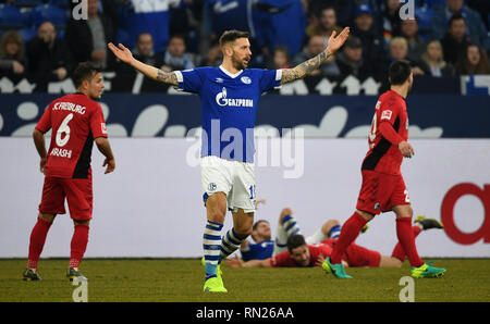 Gelsenkirchen, Deutschland. 16 Feb, 2019. Fussball: Bundesliga, FC Schalke 04 - SC Freiburg, den 22. Spieltag in der Veltins Arena. Guido Burgstaller von Schalke Gesten auf dem Spielfeld. Credit: Ina Faßbender/dpa/Alamy leben Nachrichten Stockfoto