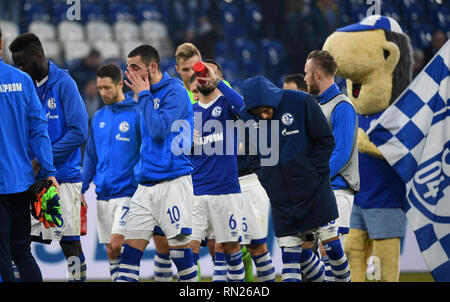 Gelsenkirchen, Deutschland. 16 Feb, 2019. Fussball: Bundesliga, FC Schalke 04 - SC Freiburg, den 22. Spieltag in der Veltins Arena. Die Spieler von Schalke verlassen das Feld nach dem 0:0 gegen Freiburg mit Maskottchen "Emma". Credit: Ina Faßbender/dpa/Alamy leben Nachrichten Stockfoto