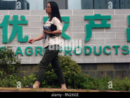 GUIYANG Guizhou, China. 5. Juli 2018. Eine chinesische Frau geht Vergangenheit ein landwirtschaftliches Zentrum Produkte in Guiyang, der Hauptstadt der Provinz Guizhou, die am 7. Juli 2018. China erhöht die Einfuhr landwirtschaftlicher Produkte, Ressourcen-Produkte und der Geschwindigkeit einer Studie über Paralleleinfuhren von Fahrzeugen, die nach dem Stand des Rates. China den ersten Platz in der weltweiten Farm ausgegeben. Credit: Stephen Rasierer/ZUMA Draht/Alamy leben Nachrichten Stockfoto
